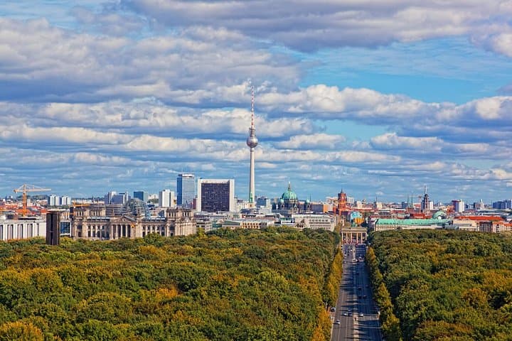 Berlin History Walking Tour in French — 3-Hour Cold War & WWII Sites photo 3