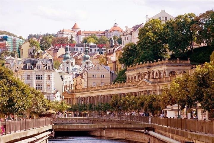 Private Day Trip from Prague to Karlovy Vary: Explore Carlsbad's Hot Springs and Historic Palaces
