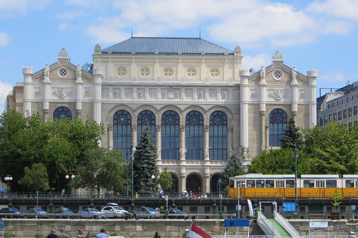 Budapest Private Luxury Sightseeing Tour — 4-Hour Personalized City Highlights with Guide & Transport photo 2
