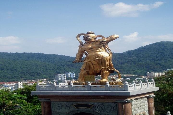 Half-Day Kek Lok Si Temple Tour from George Town — Culture, Views & Hawker Bites photo 2