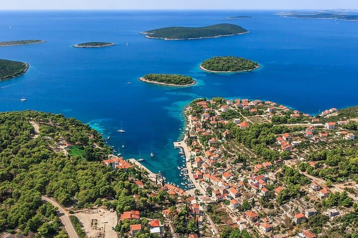 Mamma Mia 2 Panoramic Flight: 90-Minute Aerial Tour of Brač, Hvar & Vis photo 1
