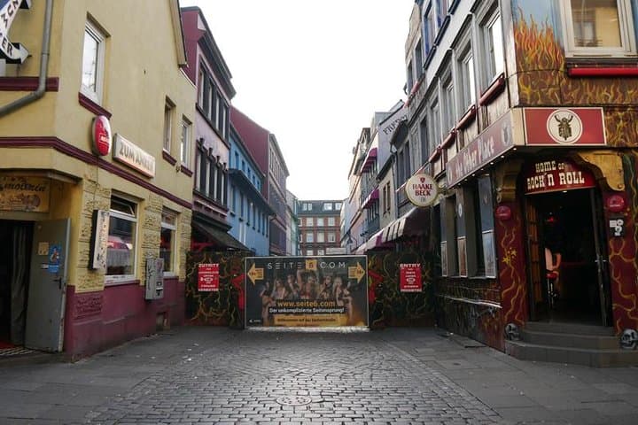 Hamburg Reeperbahn: Private Red- & Bluelight Guided Tour photo 5