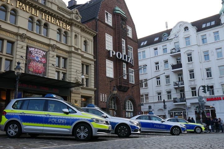 Hamburg Reeperbahn: Private Red- & Bluelight Guided Tour photo 3