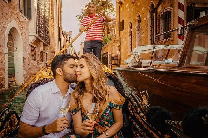 Venice Private Photo Shoot with Gondola Ride — 2‑Hour Photographer Tour