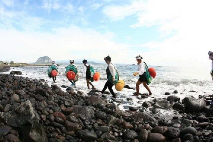 Jeju Private Full-Day Highlights Tour: Seongsan Ilchulbong, Manjanggul & Haenyeo Experience photo 4