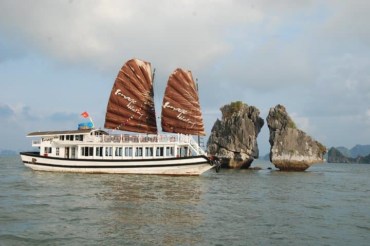 Private Full-Day Halong Bay Cruise: Kayaking, Surprise Cave & Seafood Lunch photo 3