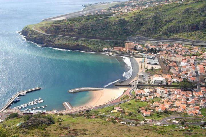 Discover East Madeira: Pico do Areeiro, Santana & Ponta de São Lourenço Day Tour photo 5