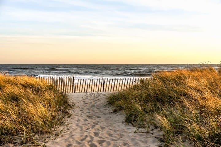 Hamptons Insider Helicopter Tour from Manhattan: Wine, Beaches & Private Estates photo 3