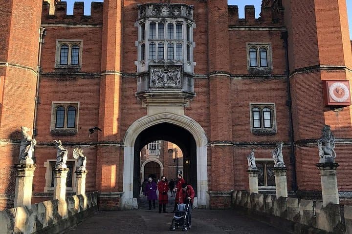 Private Luxury Car Tour to Hampton Court Palace from London photo 4