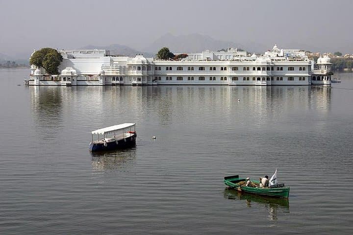 Sunset Boat Ride on Lake Pichola: Evening Cruise in Udaipur