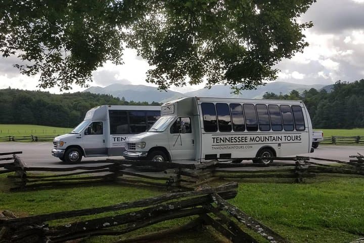 Cades Cove Sightseeing Bus Tour from Pigeon Forge – Historic Loop in the Great Smoky Mountains