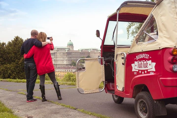 Budapest Romantic Tuk Tuk Tour: Private 2-Hour Danube & Gellért Hill Experience