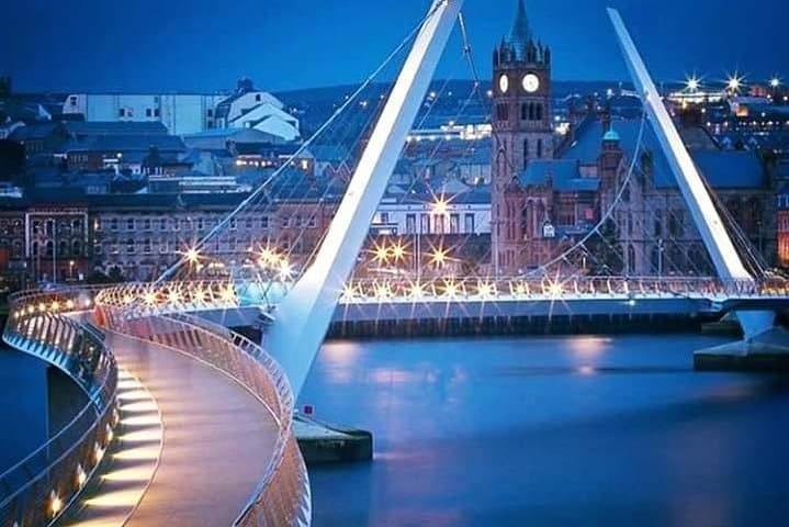 Inside Derry Londonderry: Private Full-Day History Tour from Belfast