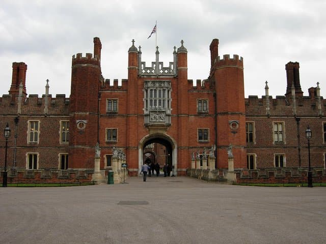 Private Windsor Castle and Hampton Court Palace Day Tour from London photo 2