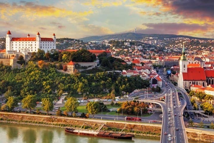 Prague to Bratislava: Private Full-Day Tour to Bratislava Castle & Devin