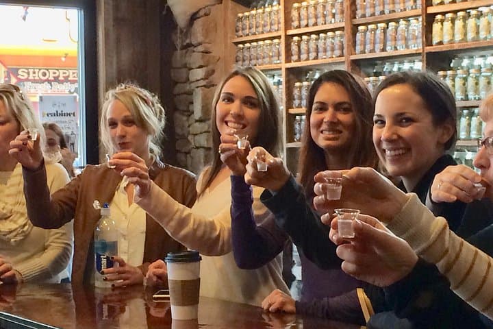 Gatlinburg Moonshine & Wine Walking Tour: VIP Tastings and Distillery Access