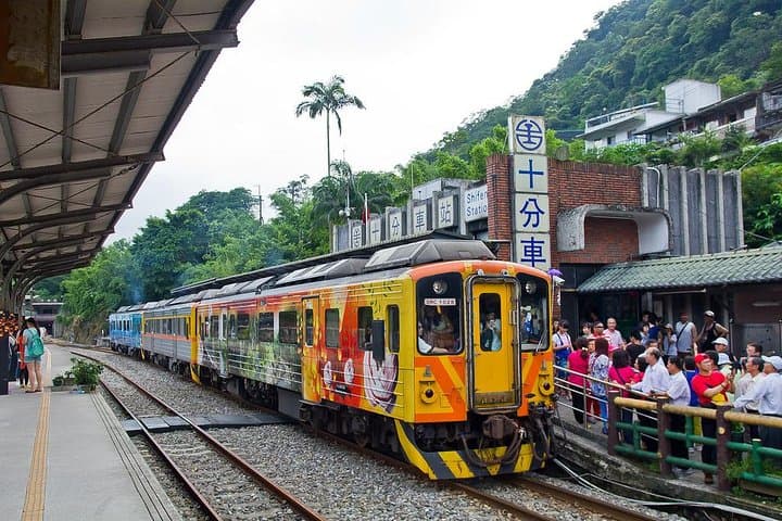 Pingxi Sky Lantern Experience: Shifen Old Street & Waterfall Morning Tour photo 2