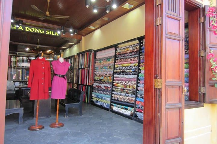 Private Shanghai City Day Tour: Highlights, Markets & Custom Shopping Experience photo 5