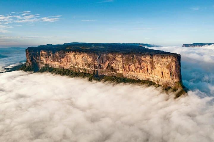 Mount Roraima Trekking Expedition: 9-Day Lost World Trek from Santa Elena