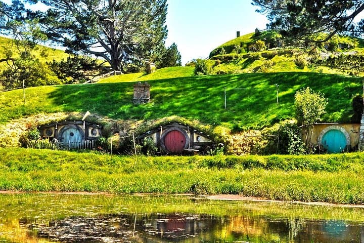 North Island Four-Day Highlights Tour: Hobbiton, Waitomo & Waitakere Ranges