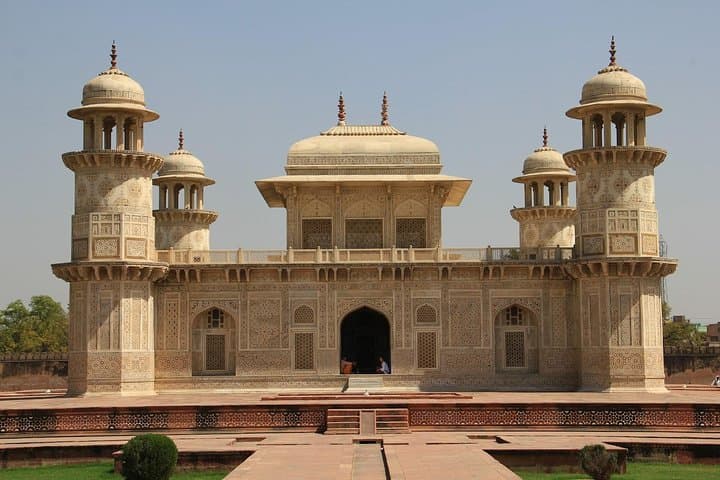 Taj Mahal Express Train Day Trip from New Delhi — Gatimaan Express photo 4