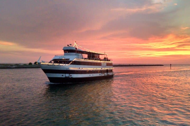 Clearwater Evening Yacht Cruise: Dinner, Live Music & Tampa Bay Views photo 2