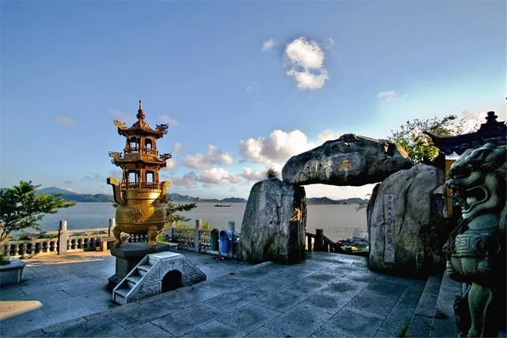 2-Day Private Putuo Mountain Tour from Shanghai: Temples, Coastline & Seafood photo 2