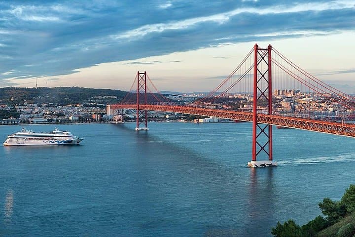 Sesimbra, Azeitao & Setúbal Private Day Tour: Castles, Cliffs & Wine Tasting photo 5