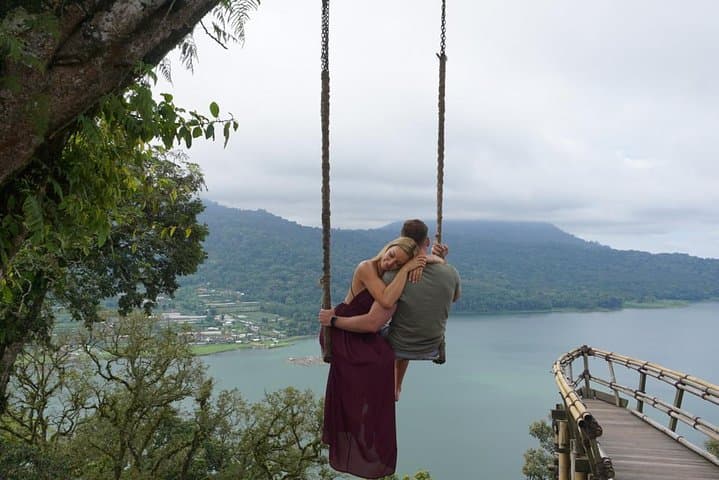 Bali Instagram Day Tour: Handara Gate, Twin Lakes, Waterfall & Ulun Danu