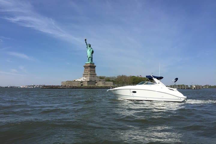 Private Luxury Daytime Boat Tour Around Lower Manhattan