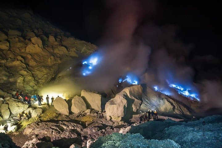 Jogja to Ijen: 5-Day Borobudur, Caves & Blue Fire Adventure