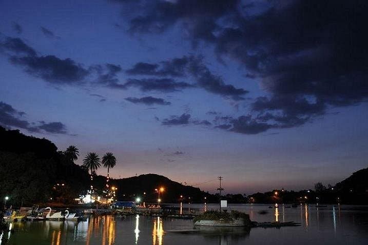 Mount Abu from Udaipur: Overnight Escape to Dilwara Temples, Guru Shikhar & Lake Nakki
