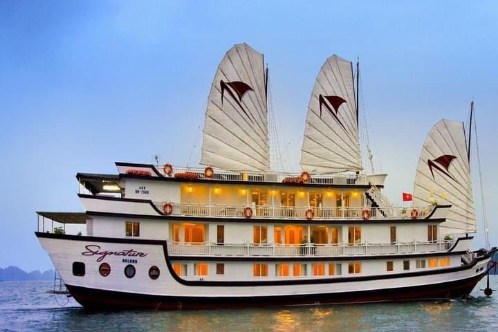 Deluxe 2-Day Cruise and Kayak Adventure in Halong Bay