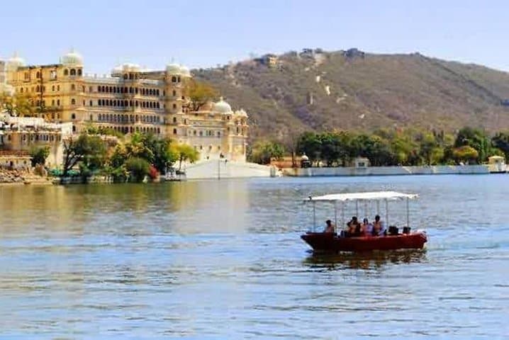 Sunset Boat Ride on Lake Pichola: Evening Cruise in Udaipur photo 2