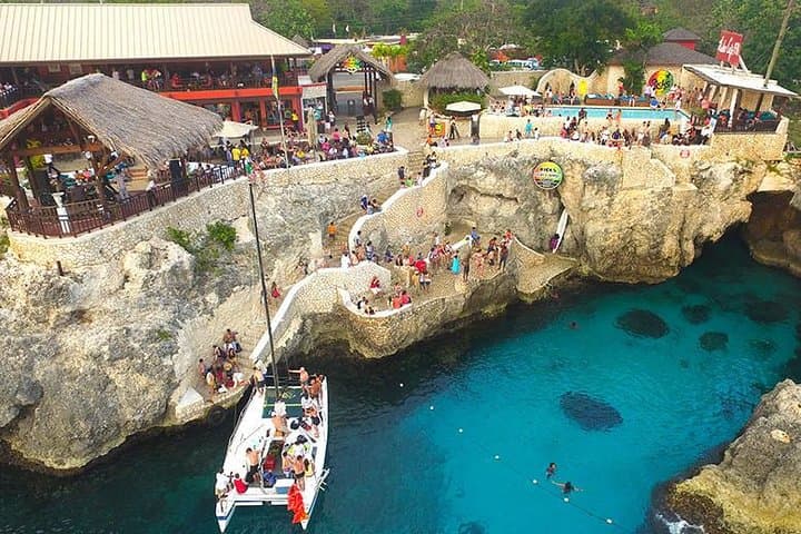 Full-Day Negril Catamaran Cruise to Reefs, Caves & Seven Mile Beach photo 2