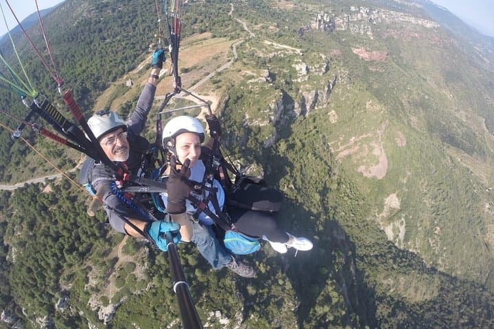 Paragliding Over the Mussara Mountains: 20-Min Tandem Flight from Salou with Hotel Pickup