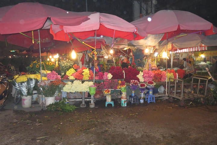 Hanoi Early Morning Market Tour: Quang Ba Flowers, Long Bien Bridge & Dong Xuan Market photo 3