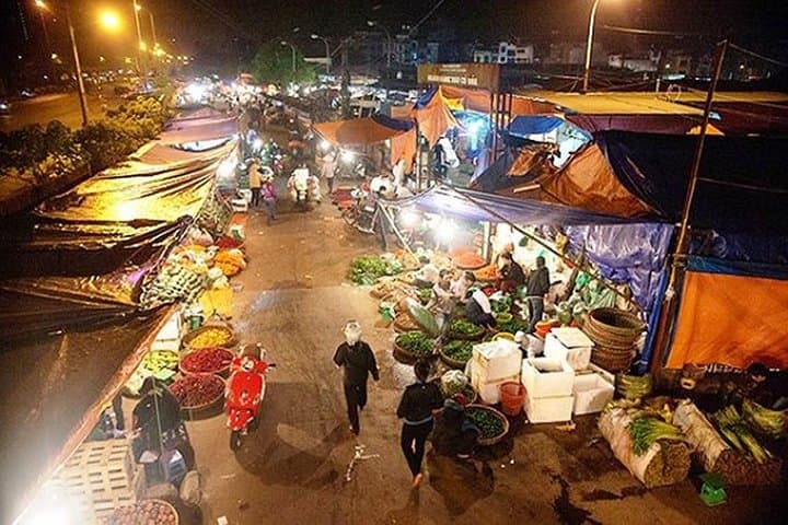 Hanoi Early Morning Market Tour: Quang Ba Flowers, Long Bien Bridge & Dong Xuan Market photo 4