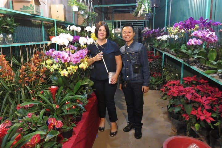 Hanoi Early Morning Market Tour: Quang Ba Flowers, Long Bien Bridge & Dong Xuan Market photo 5