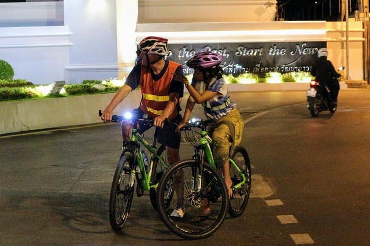Night Bike Tour Bangkok: Wat Arun, Chinatown & Authentic Thai Dinner photo 4