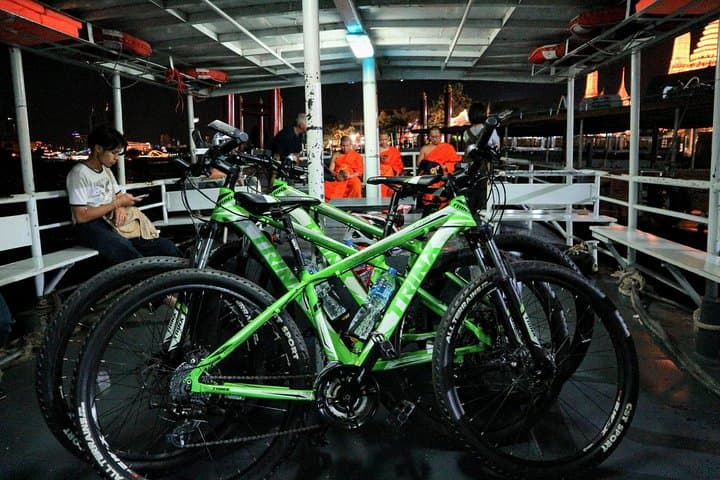 Night Bike Tour Bangkok: Wat Arun, Chinatown & Authentic Thai Dinner photo 5