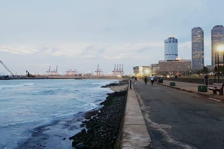 Colombo Highlights: Private City Tour with Local Expert — Temple, Bazaar & Market Experience