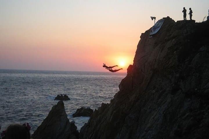 Acapulco High Cliff Divers Night Tour: Sunset, Dinner & La Quebrada Experience