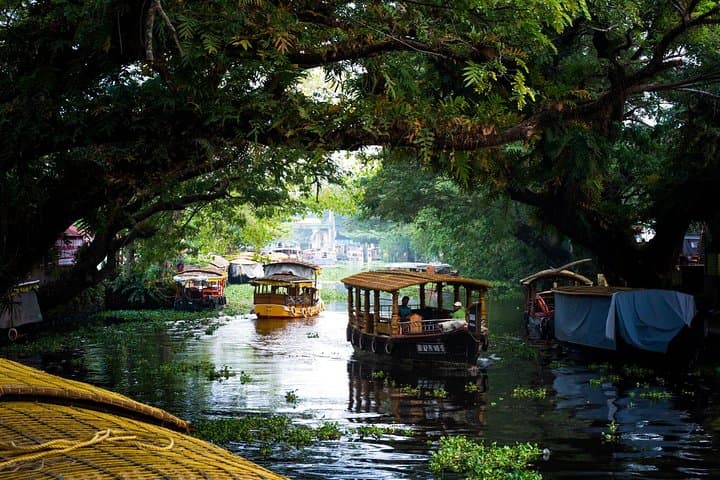 Houseboat Cruise on Alleppey Backwaters from Cochin: A Day on Kerala’s Canals