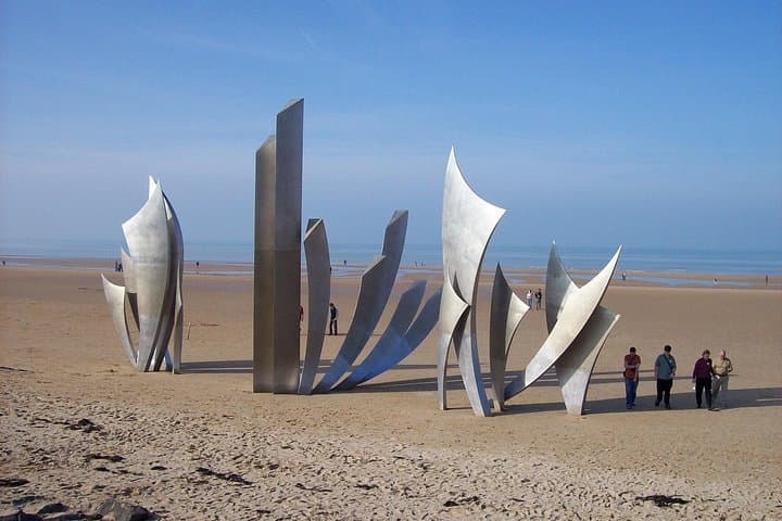 Normandy D-Day Full-Day Tour from Bayeux: Omaha, Utah, Pointe du Hoc & Sainte-Mère-Église photo 2