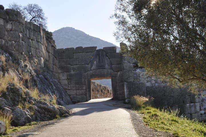 9-Day Ultimate Greek Experience — Peloponnese, Delphi, Zagori, Meteora & Vergina photo 4