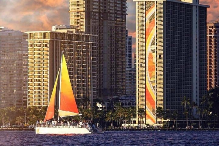 Waikiki Sunset Cocktail Sail: Open-Bar Evening Cruise from Honolulu