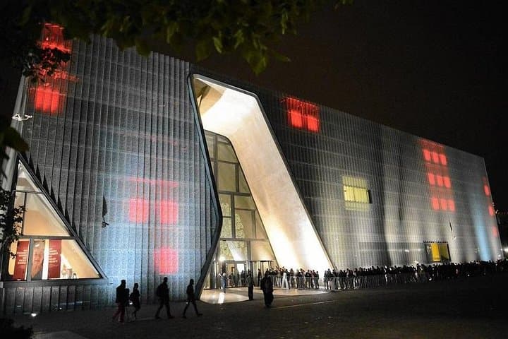 Private POLIN Museum Tour in Warsaw: History, Exhibits & Door-to-Door Service