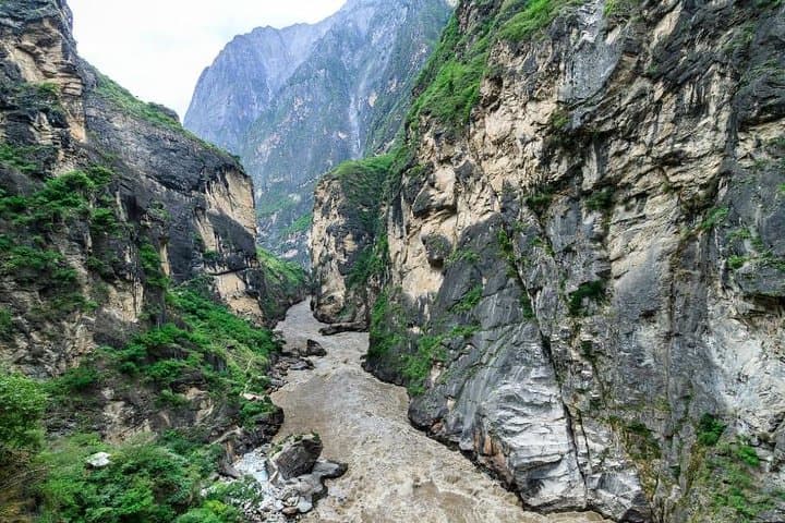 2-Day Tiger Leaping Gorge Hiking Tour from Lijiang — Hike the 28 Turns & Middle Rapids