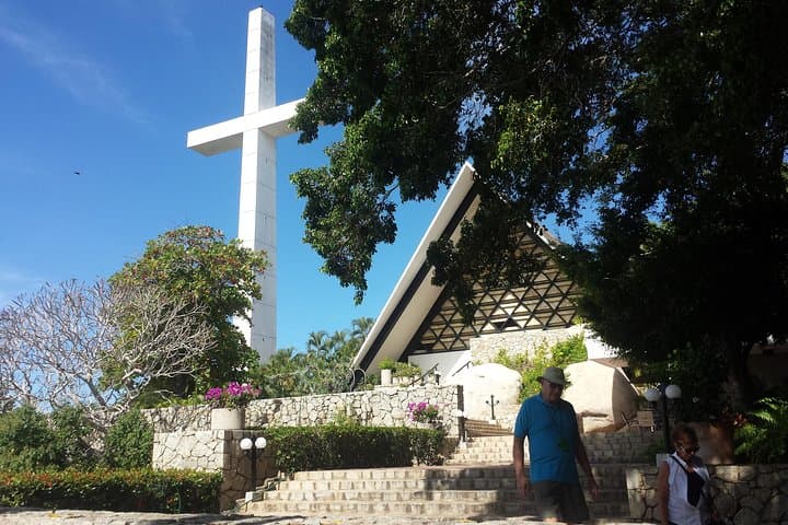 Acapulco Highlights Van Tour: Chapel of Peace, La Quebrada Cliff Divers & Diego Rivera Mural photo 3